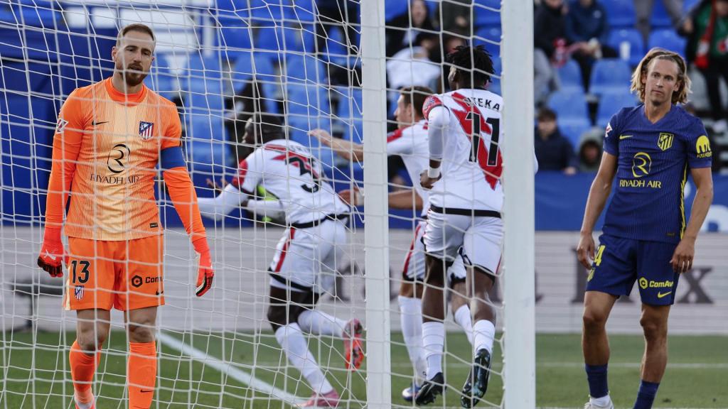 Los jugadores del Rayo Vallecano celebran su tercer gol contra el Atlético de Madrid, en el estadio Butarque de Leganés