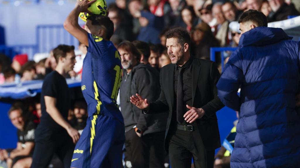 Diego Simeone. durante el partido de La Liga entre el Rayo Vallecano y el Atlético de Madrid, en el estadio Butarque