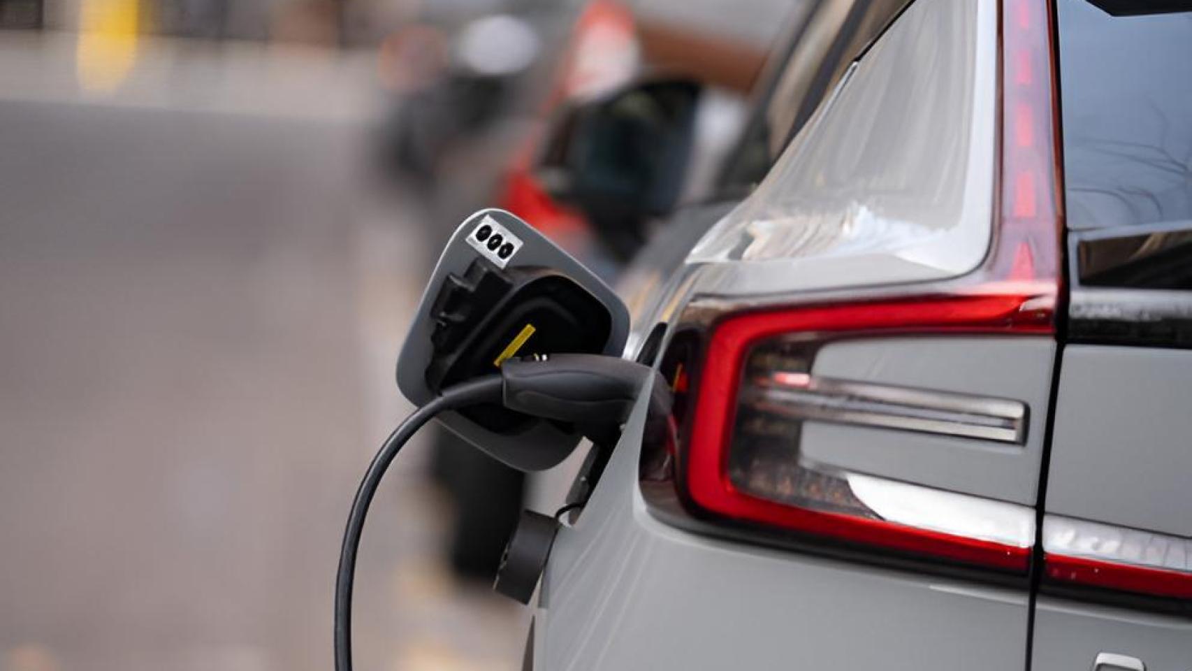 Vehículo eléctrico cargando.