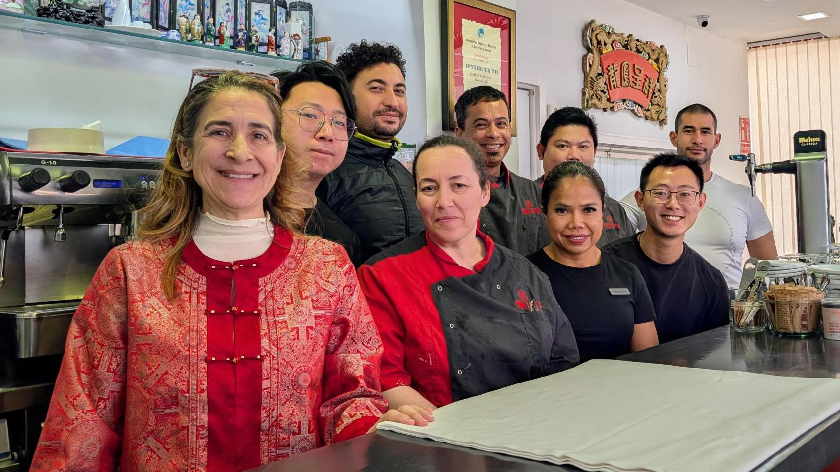 Cristina Roca, junto a sus empleados y a su hijo.