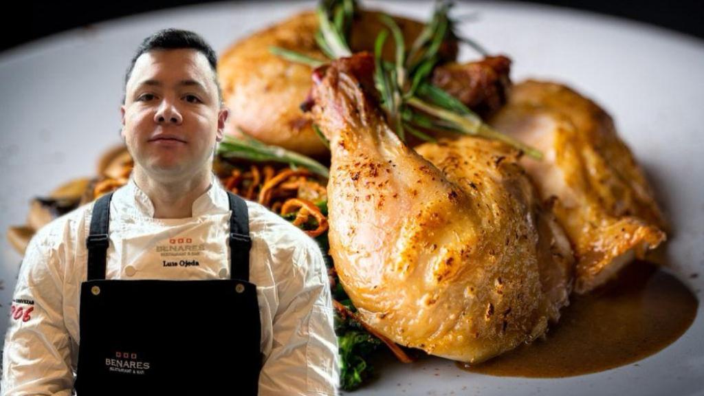 Luis Ojeda, chef de Benares, junto a un plato de pollo.