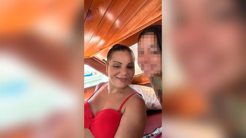 Salma, sonriente junto a Celia, la hija de Alberto 'El Coletas', pasando el día en su barco el  3 de agosto de 2025.