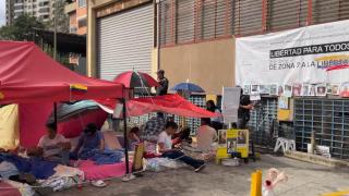 Familiares de los presos que se encuentran en huelga de hambre dentro de este comando de la Policía Nacional Bolivariana (PNB), conocido como Zona 7.