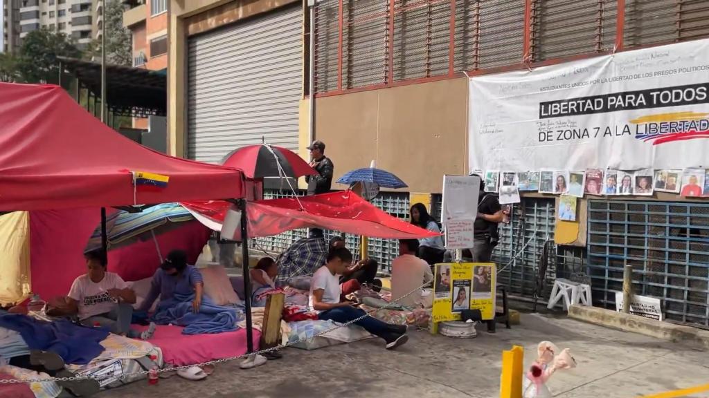 Familiares de los presos que se encuentran en huelga de hambre dentro de este comando de la Policía Nacional Bolivariana (PNB), conocido como Zona 7.