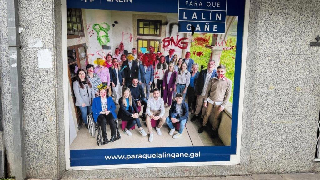 Pintadas na sede do PPdeG en Lalín (Pontevedra)