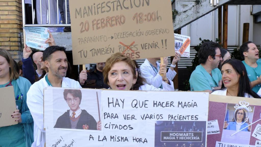 Concentración de médicos en el Hospital Universitario Miguel Servet de Zaragoza