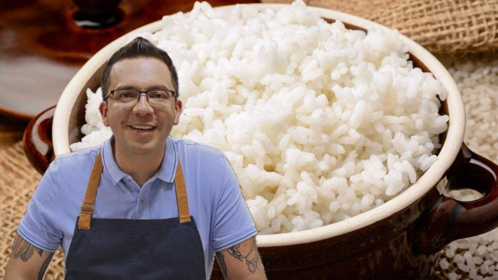 José Ramón junto a un plato de arroz blanco.