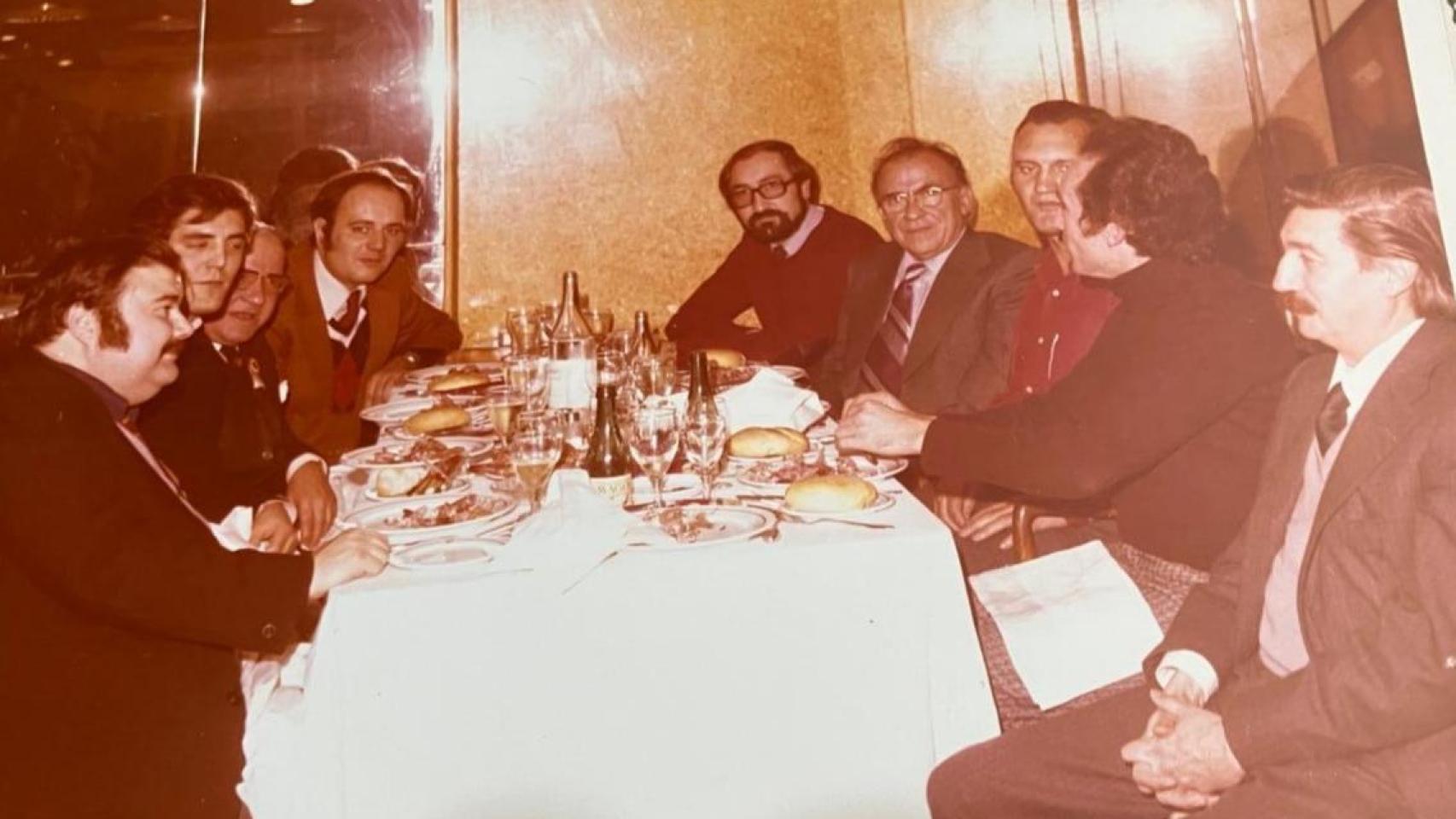 Cena en Lisboa con Santiago Carrillo. Diciembre de 1974. Miguel Cid es el último por la izquierda.