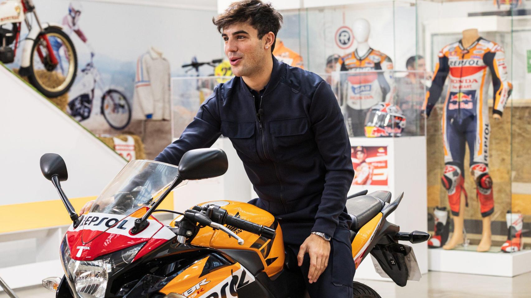 Óscar Casas, subido a la moto que Repsol le ha regalado.