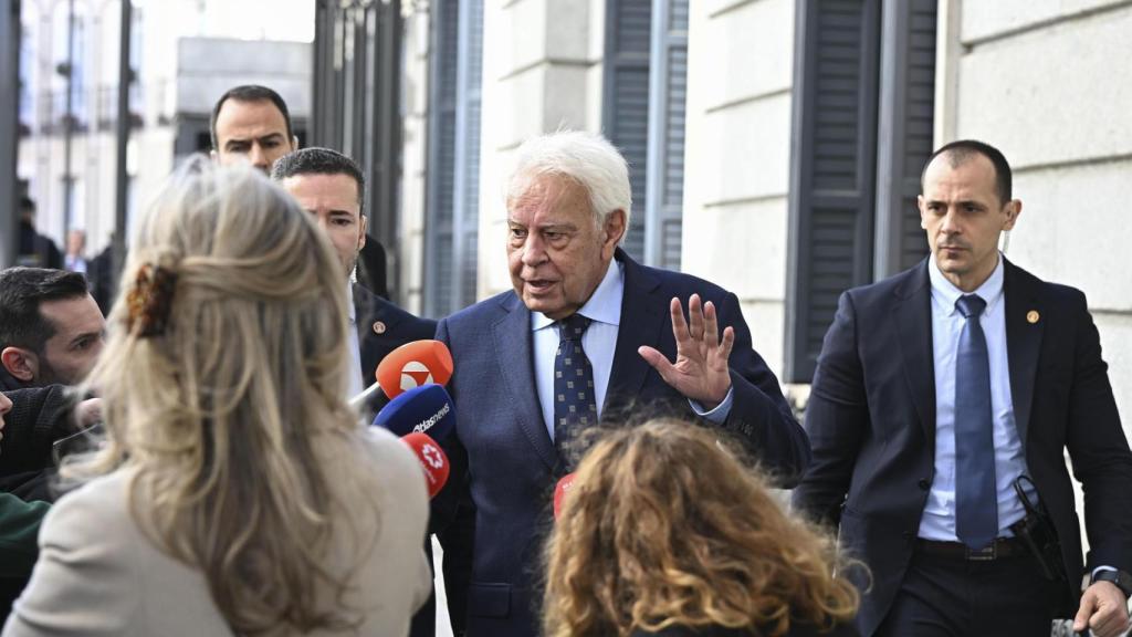 El expresidente del Gobierno Felipe González responde a la prensa a su llegada este martes al Congreso.