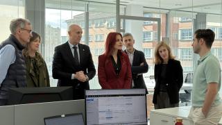 El alcalde de León, José Antonio Diez, junto a la astronauta leonesa Sara García, durante la visita al CEBT, este martes