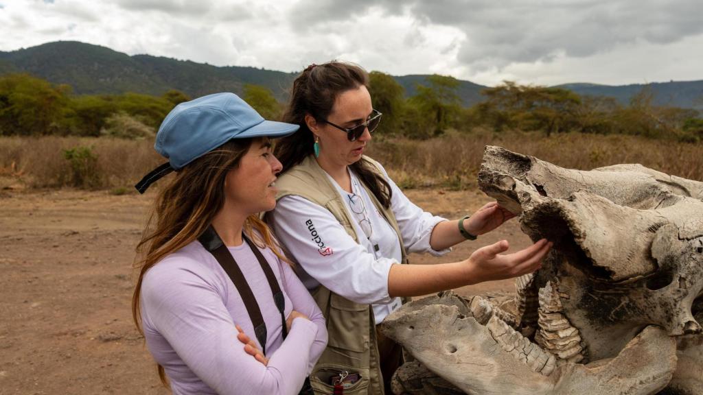 Dos de las expedicionarias españolas en su viaje a Tanzania.