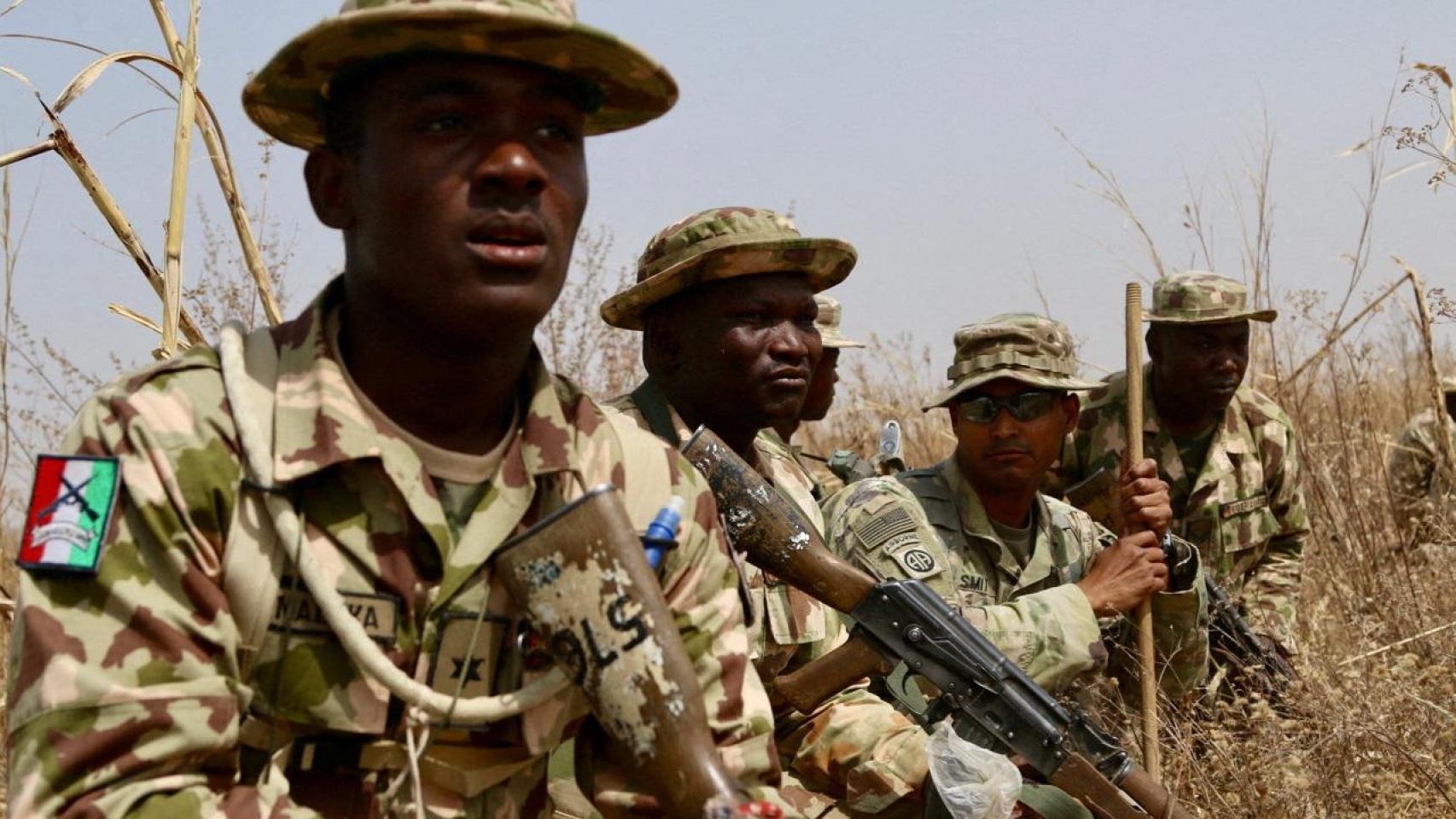 Un soldado del Ejército de EEUU entrena a soldados nigerianos en un recinto militar en Jaji, Nigeria, en 2018.