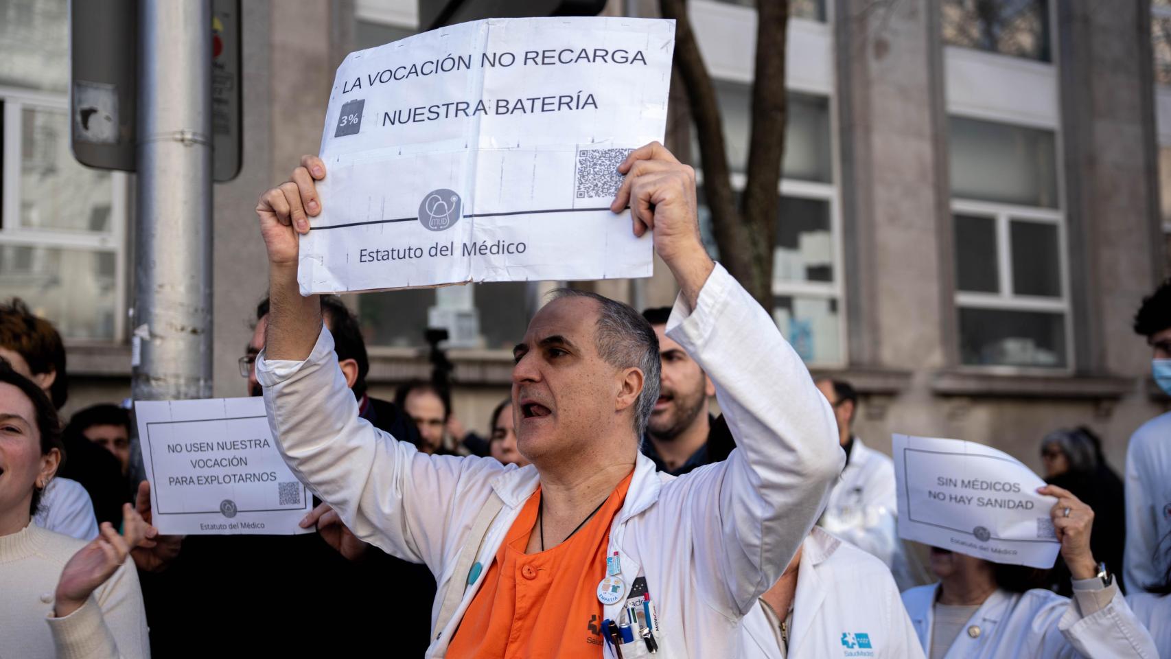 Concentración de médicos en huelga en el Hospital Gregorio Marañón, en Madrid.