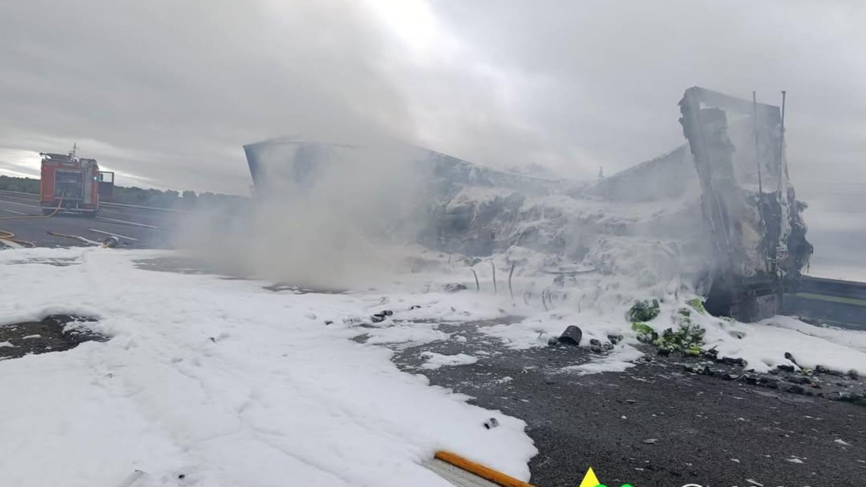 Camión calcinado. Foto: SCIS Ciudad Real.