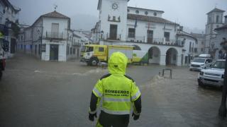 Un bombero asiste en labores de emergencia durante el paso de borrascas en Grazalema (Cádiz).