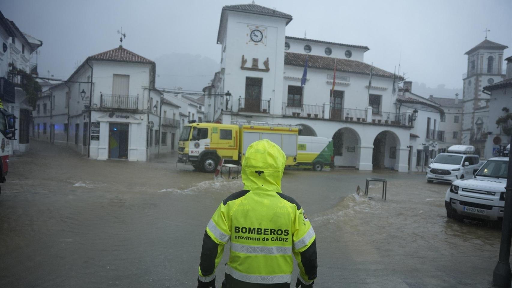 Un bombero asiste en labores de emergencia durante el paso de borrascas en Grazalema (Cádiz).