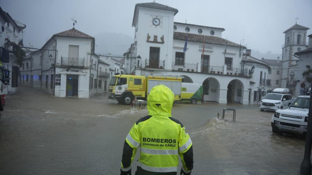 Un bombero asiste en labores de emergencia durante el paso de borrascas en Grazalema (Cádiz).