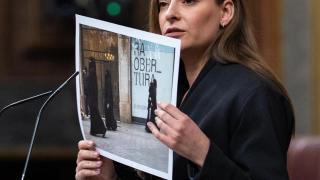 La diputada del PP, Ester Muñoz, exhibe una fotografía con varias mujeres con velo integral en España.