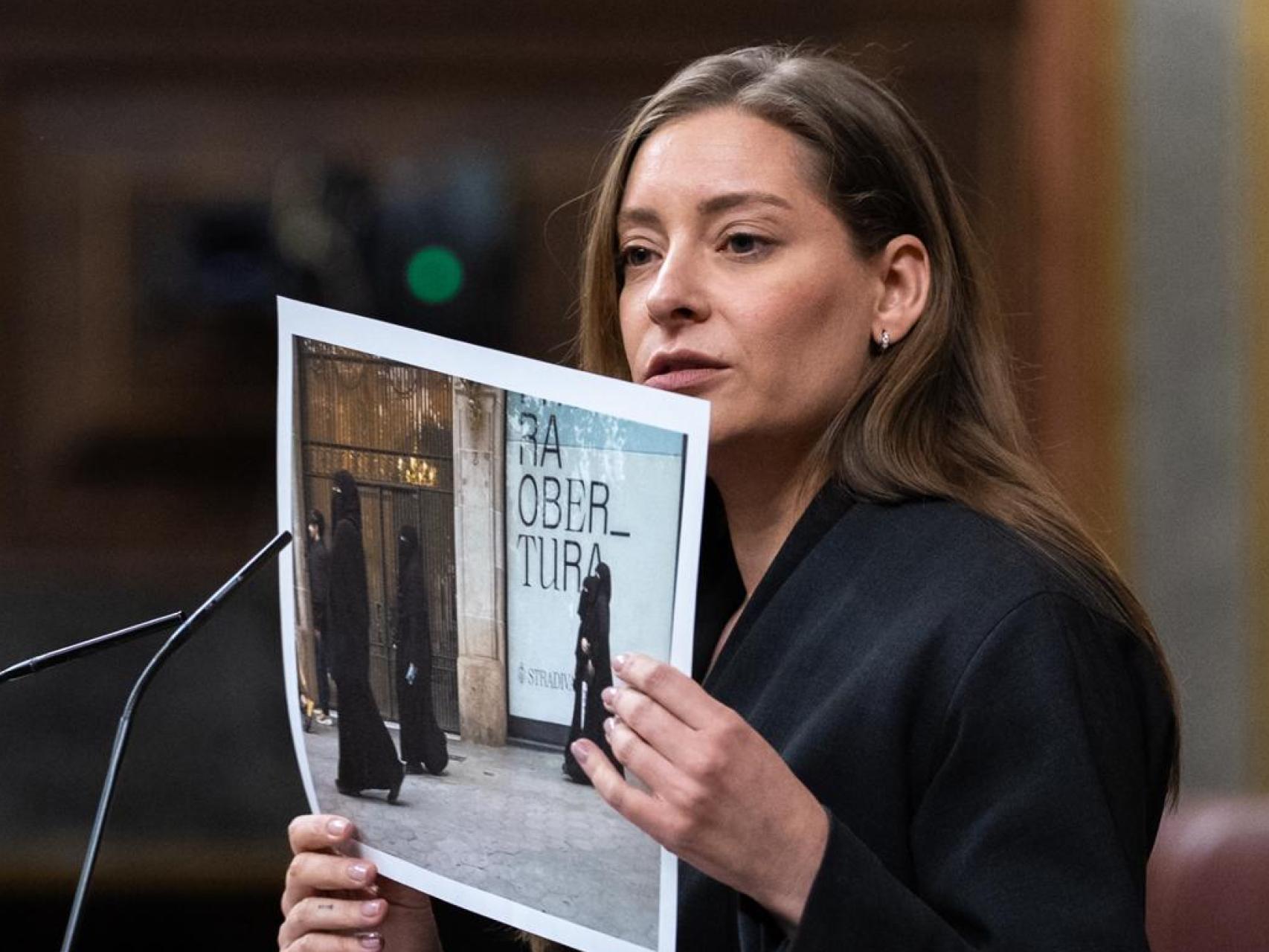 La diputada del PP, Ester Muñoz, exhibe una fotografía con varias mujeres con velo integral en España.