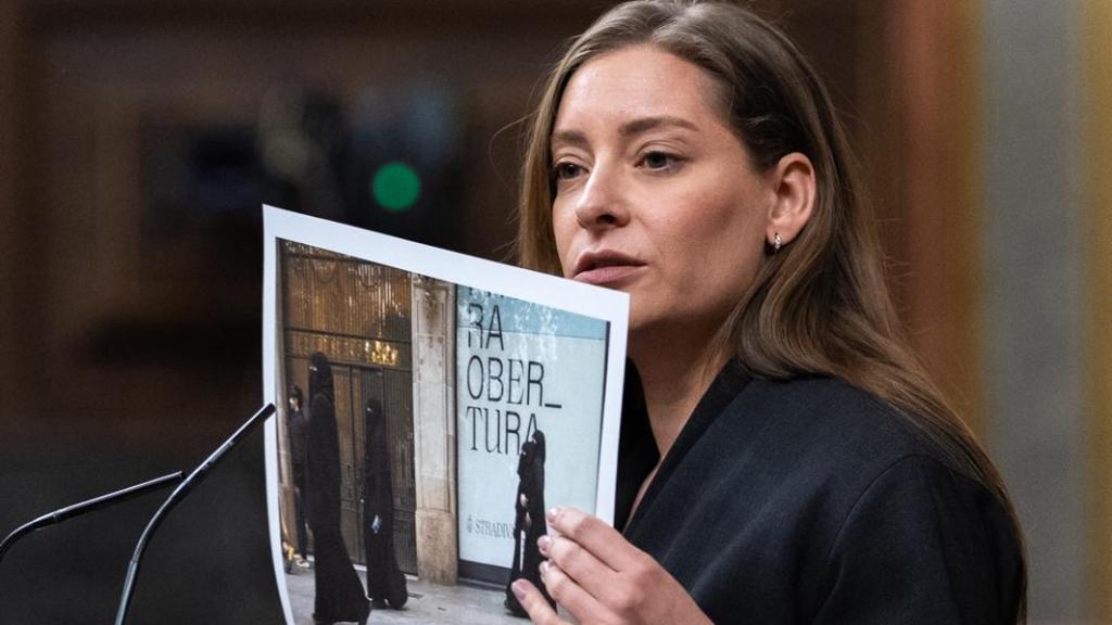 La diputada del PP, Ester Muñoz, exhibe una fotografía con varias mujeres con velo integral en España.