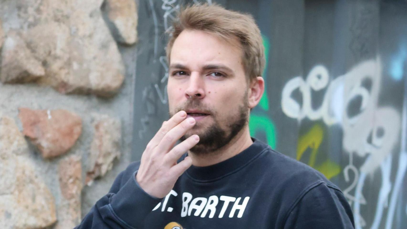 José María Almoguera paseando por las calles de Madrid.