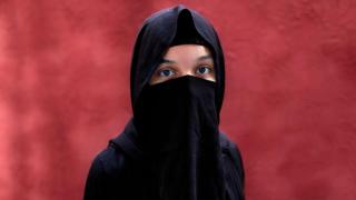 Mujer musulmana con un burka.