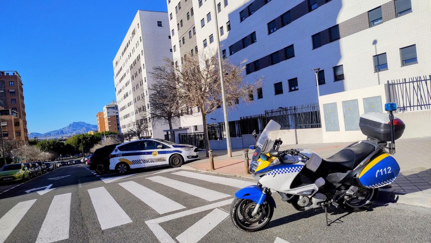 La Policía Local de Alicante, ayer en la controvertida urbanización de VPP Les Naus.