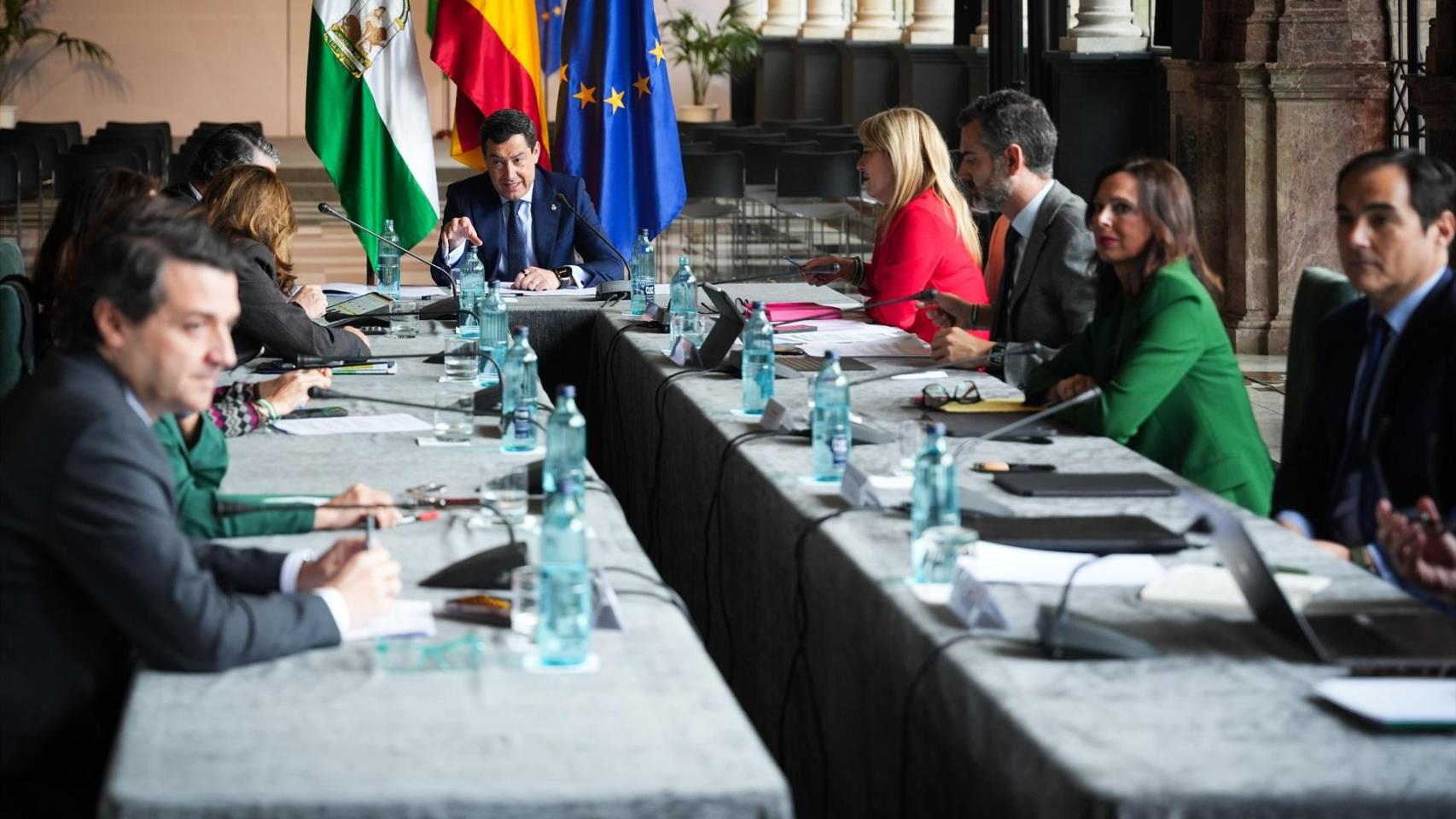 El presidente de la Junta de Andalucía, Juanma Moreno (c), preside la reunión del Comité de Evaluación de Daños y presenta el Plan Andalucía Actúa, con el que se hace frente a los daños ocasionados por el tren de borrascas.