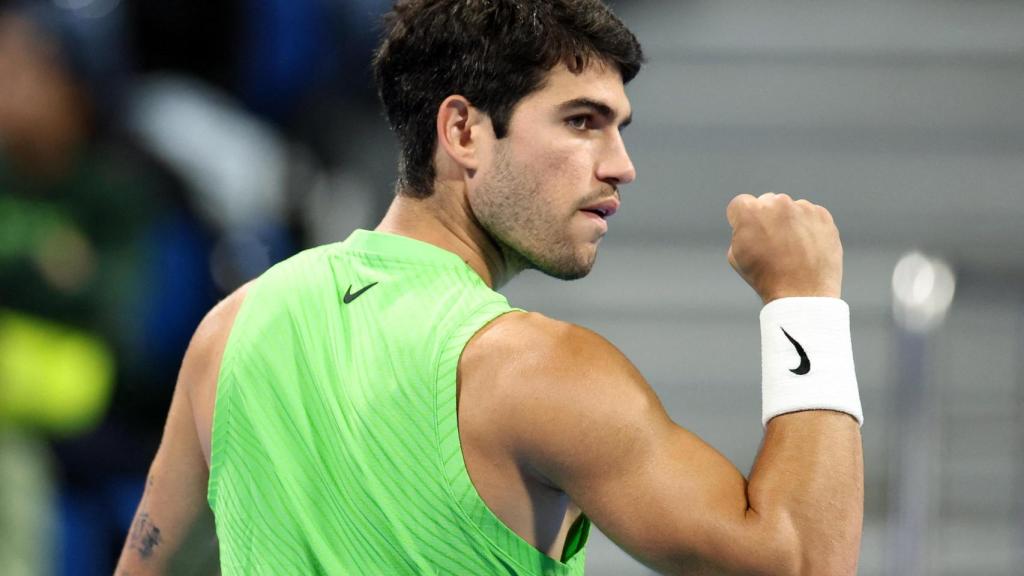 Carlos Alcaraz celebra un juego en la victoria ante Rinderknech.