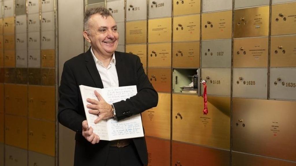 Manuel Vilas muestra uno de los veinte diarios personales legados al Cervantes antes de meterlo en la Caja de las Letras, el 4 de febrero. Foto: Instituto Cervantes/Valentina Deluca