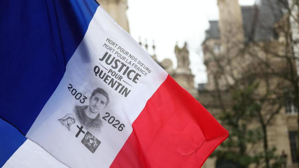 Bandera de homenaje a Quentin, el estudiante de 23 años asesinado en Lyon.