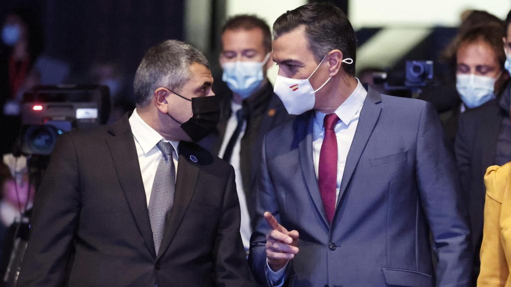 Zurab Pololikashvili conversa con Pedro Sánchez a la llegada a la 24ª Asamblea General de la OMT en Madrid, en diciembre de 2021.