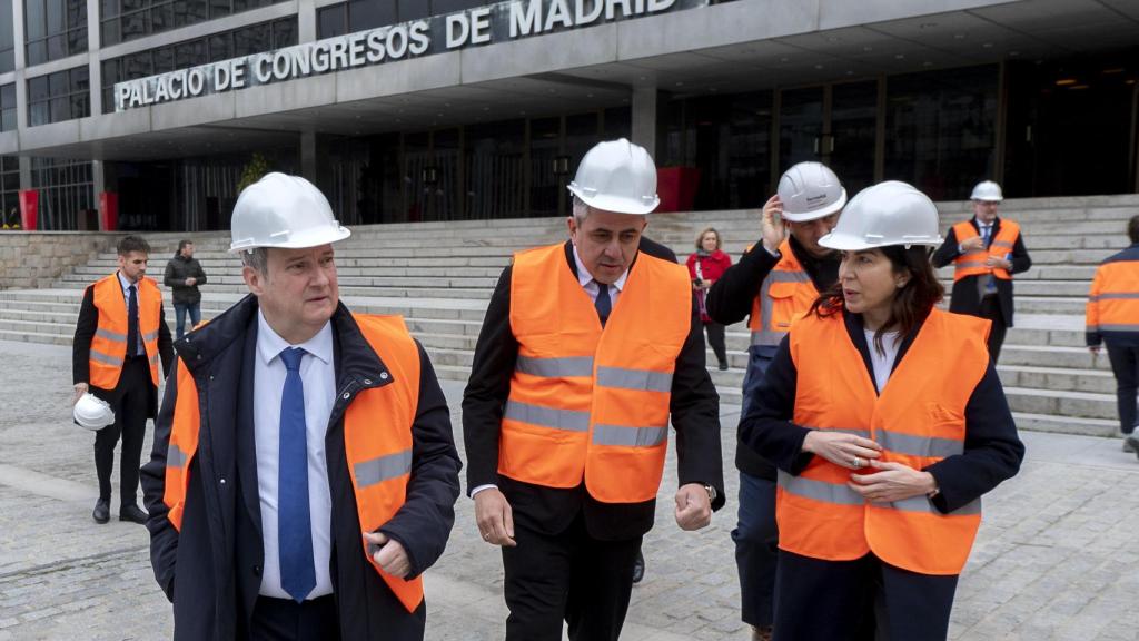 El ministro de Industria, Jordi Hereu; el secretario General de la Organización Mundial del Turismo (OMT), Zurab Pololikashvili, y la secretaria de Estado de Turismo, Rosana Morillo; durante su visita a la futura sede de ONU Turismo, en el Palacio de Congresos, a 22 de febrero de 2024.