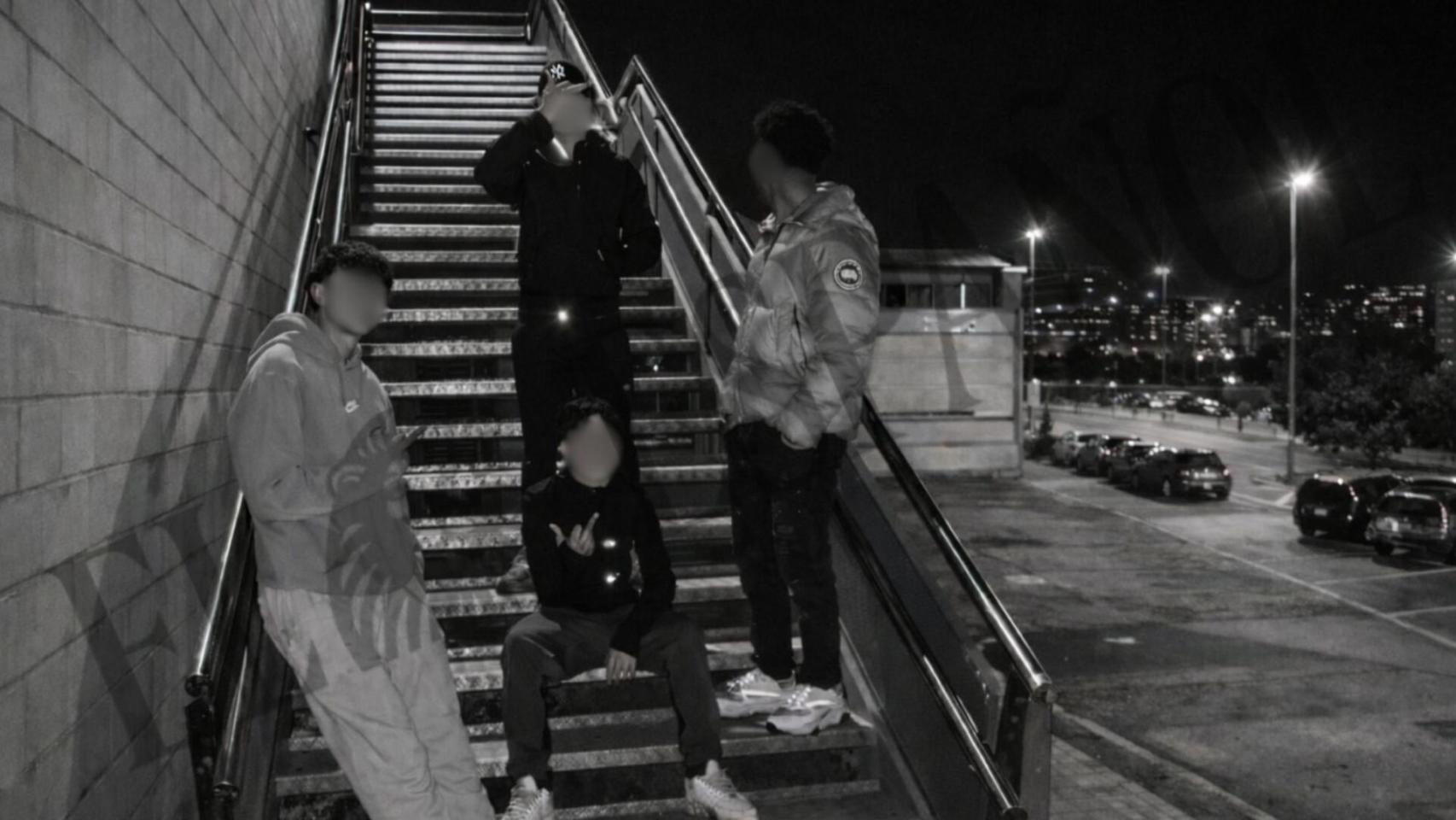 Imagen cedida en la que aparecen Amin (pantalones blancos), Mustafá (sentado) y Moha (detrás), cuyo entorno se ha ampliado con inteligencia artificial para convertirla en horizontal.