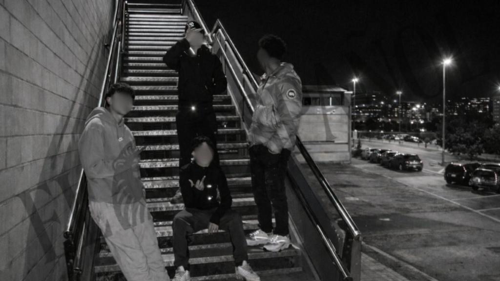 Imagen cedida en la que aparecen Amin (pantalones blancos), Mustafá (sentado) y Moha (detrás), cuyo entorno se ha ampliado con inteligencia artificial para convertirla en horizontal.