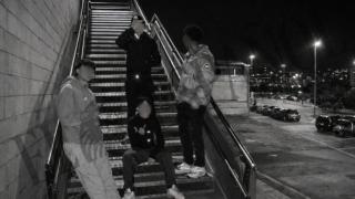 Imagen cedida en la que aparecen Amin (pantalones blancos), Mustafá (sentado) y Moha (detrás), cuyo entorno se ha ampliado con inteligencia artificial para convertirla en horizontal.