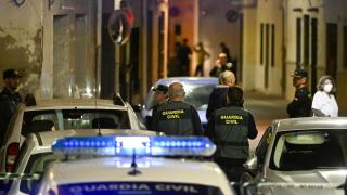 La Guardia Civil investiga la muerte violenta de una mujer y su hija en Xilxes (Castellón). Efe / Andreu Esteban