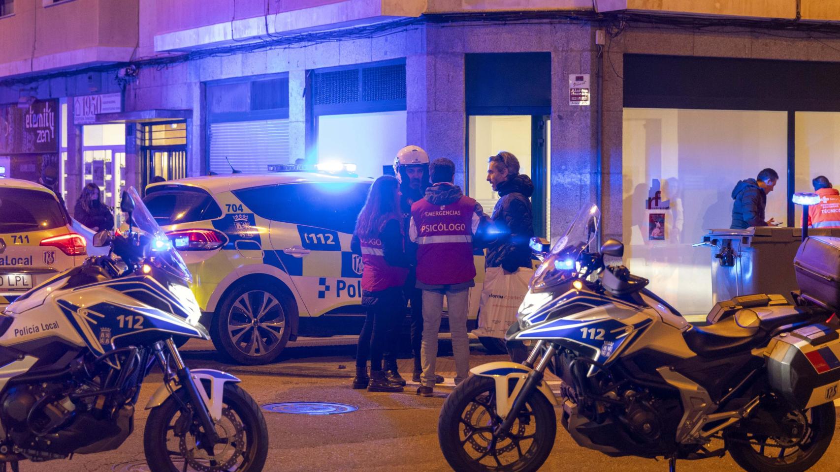Vehículos de la Policía Local de Salamanca en el lugar en el que se ha precipitado la menor, en la calle Valencia de la ciudad de Salamanca