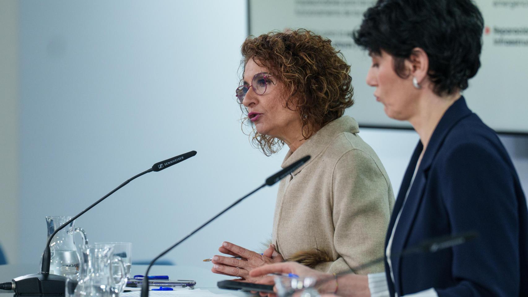 María Jesús Montero, este martes en Moncloa tras el Consejo de Ministros, junto a la ministra Portavoz, Elma Saiz.