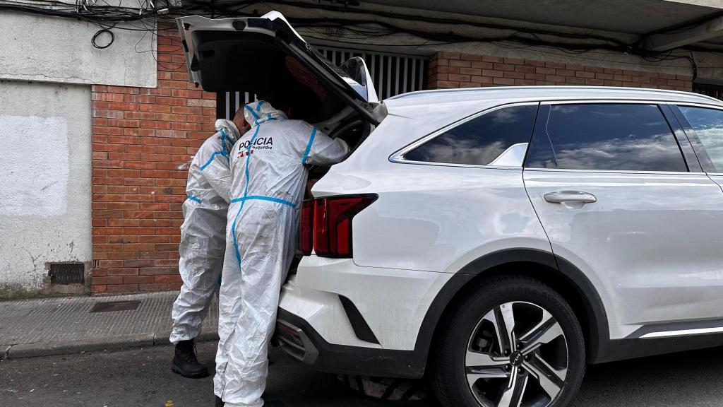 Miembros de la Policía Científica de los Mossos d'Esquadra trabajando frente al lugar del suceso.