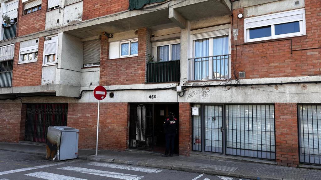 Entrada del edificio en el que se produjo el incendio.