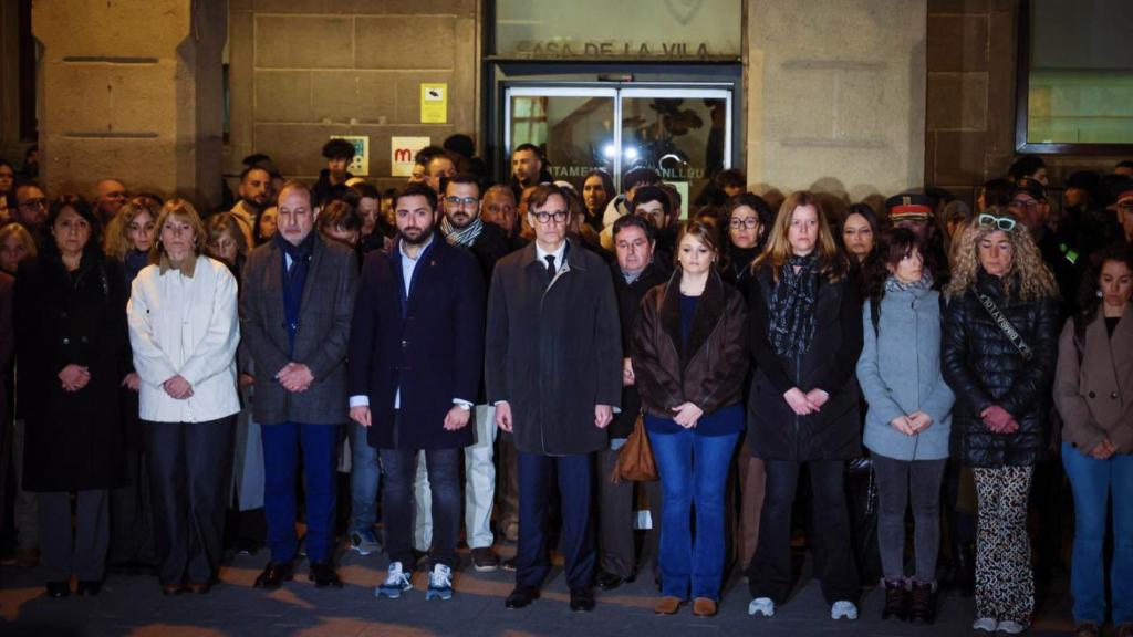 Minuto de silencio en el que han participado Salvador Illa (c) junto al alcalde de Manlleu (ci).