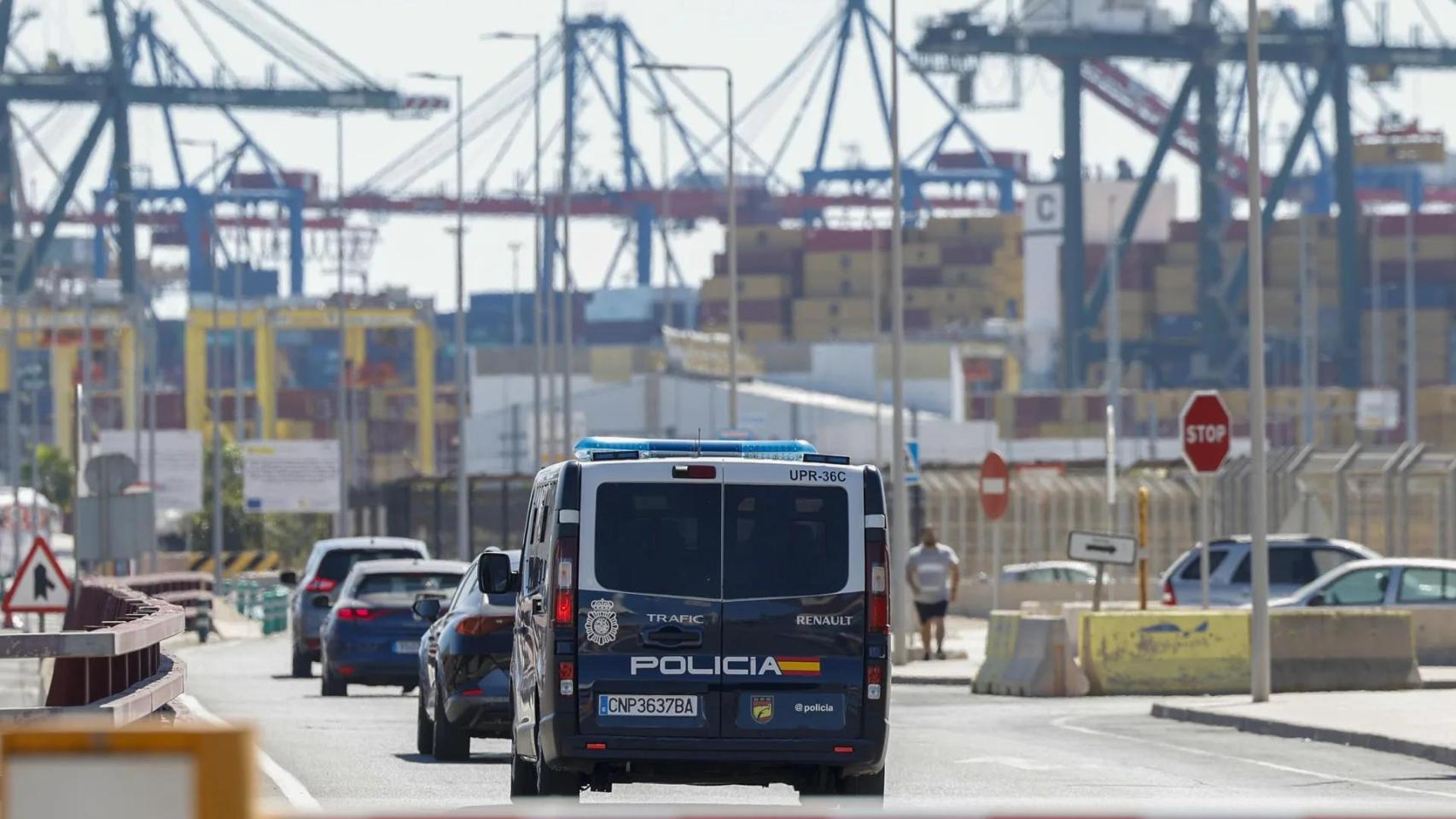 Imagen de archivo de un furgón de la Policía en el Puerto de Valencia. EFE
