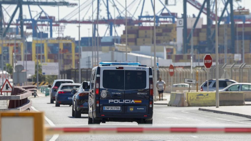 Imagen de archivo de un furgón de la Policía en el Puerto de Valencia. EFE