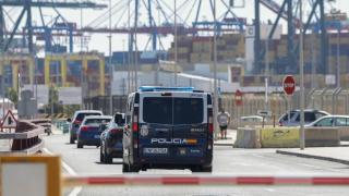 Imagen de archivo de un furgón de la Policía en el Puerto de Valencia. EFE