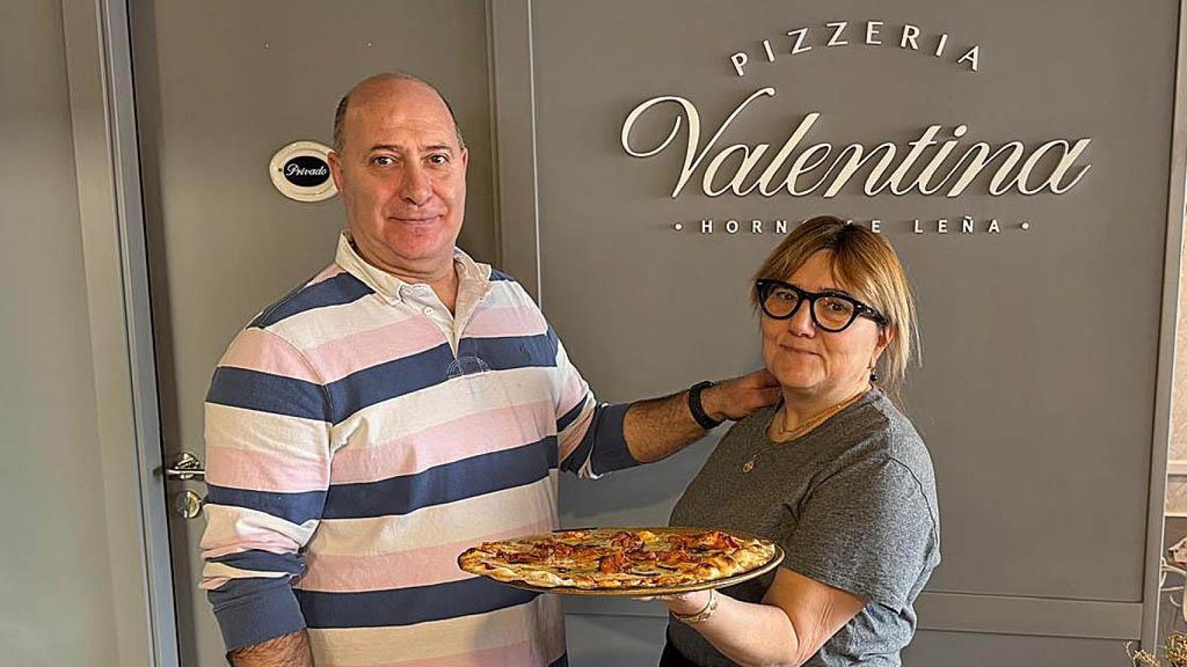 Félix y Natividad en la Pizzería Valentina.
