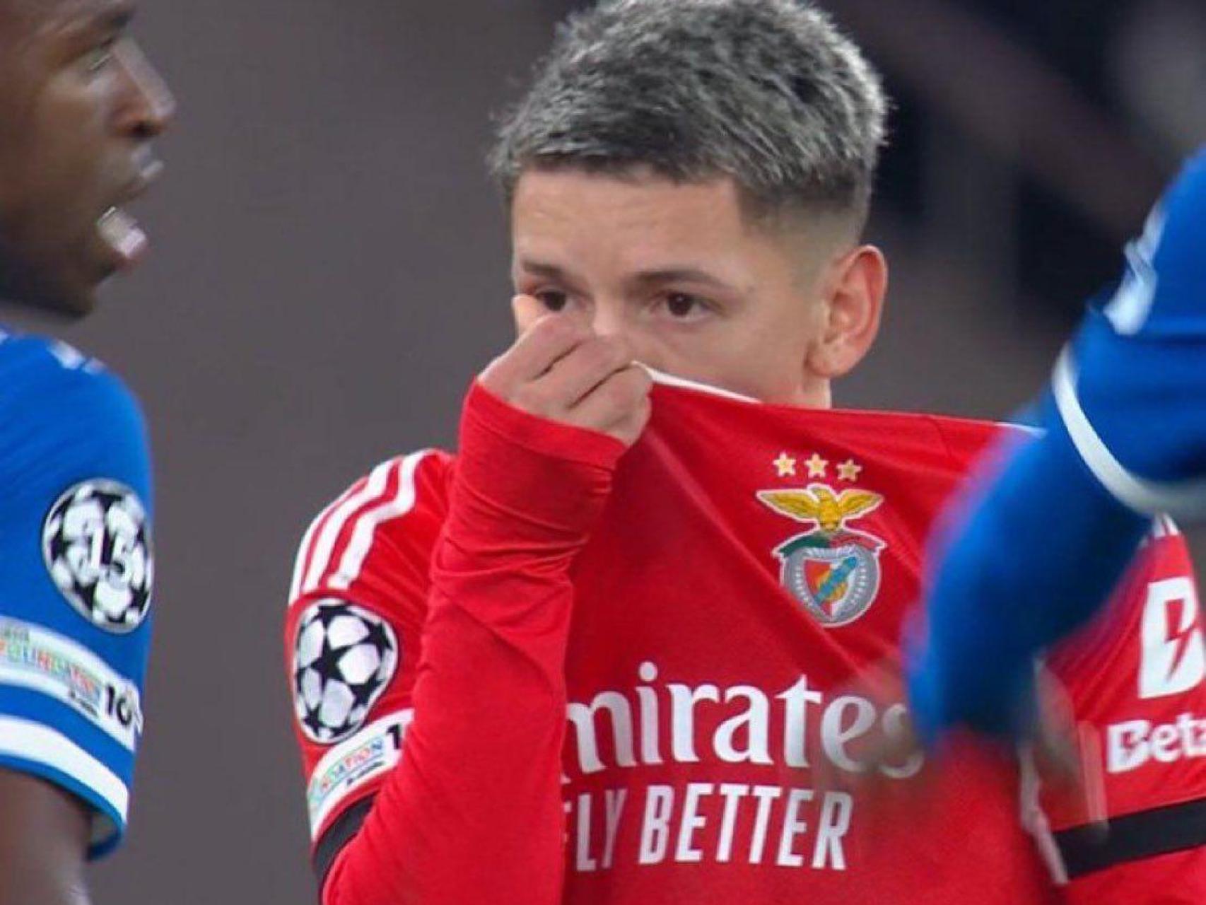 Momento en el que Prestianni se dirige a Vinicius.