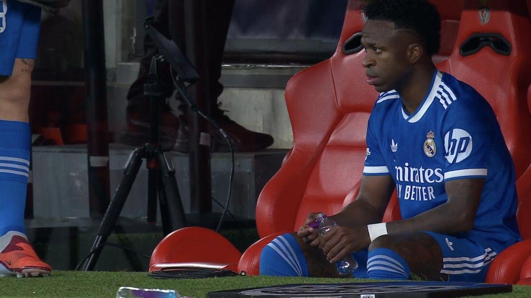 Vinicius, sentado en el banquillo tras haber recibido presuntamente insultos racistas.