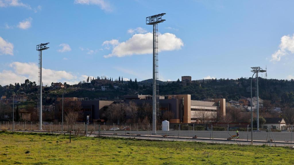 Ya se ha instalado las torres para iluminar el estadio.
